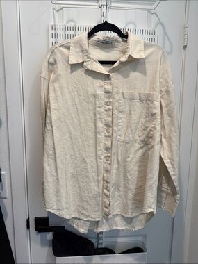 Abercrombie & Fitch women’s oversized Off-White Long-Sleeve Button Down Shirt